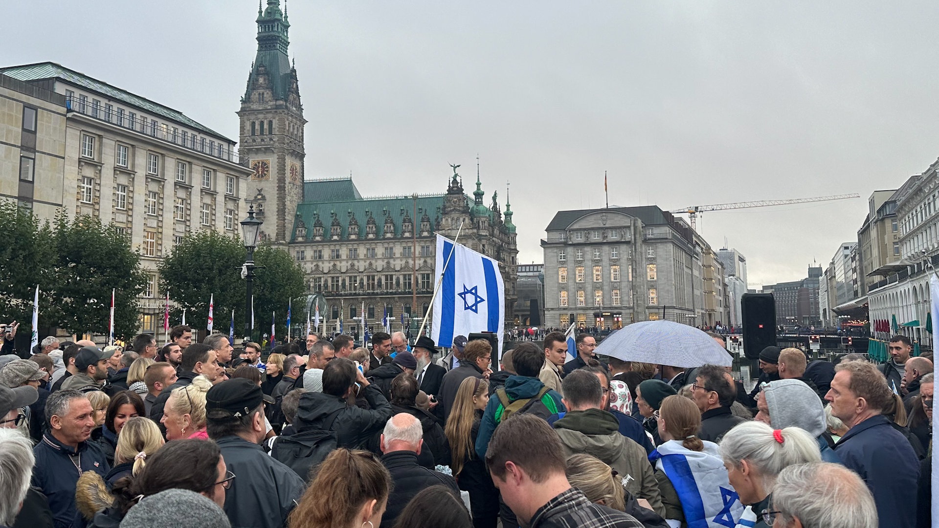 1.500 Menschen zeigen in Hamburg Solidarität mit Israel