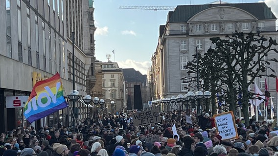 Demonstrierende protestieren in der Hamburger Innenstadt gegen das Unionsvotum mit der AFD im Bundestag. © NDR Foto: Ingmar Schmidt