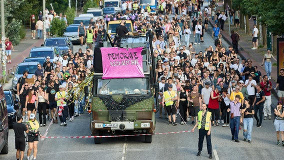 Hunderte Menschen ziehen bei einem Demo-Rave an den Landungsbrücken vorbei. © picture alliance/dpa Foto: Georg Wendt