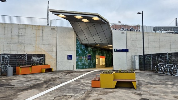 Der Eingang des neu eröffneten S-Bahnhofs Diebsteich in Hamburg. © NDR Foto: Screenshot