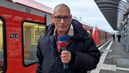 Karsten Sekund berichtet von der Haltestelle Diebsteich. © NDR Foto: Screenshot