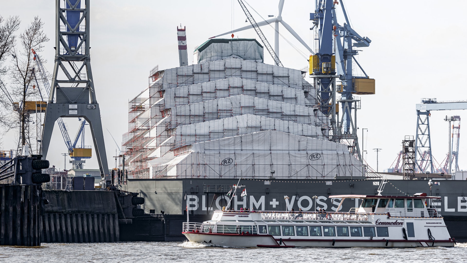 Russische Luxusjacht „Dilbar“ muss im Hamburger Hafen bleiben