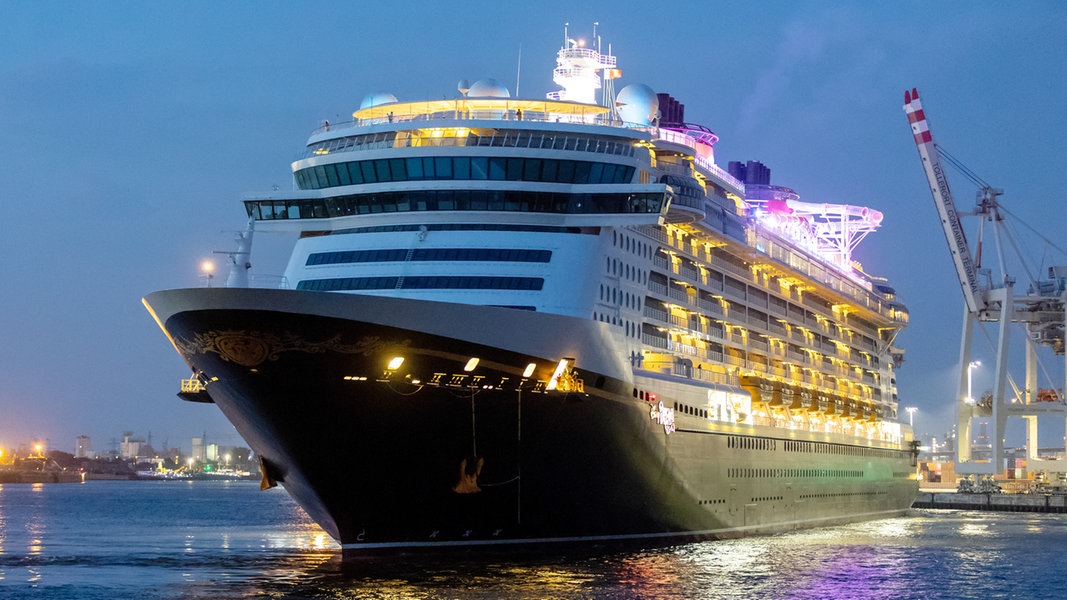 Kreuzfahrtschiff „Disney Dream“ in Hamburg