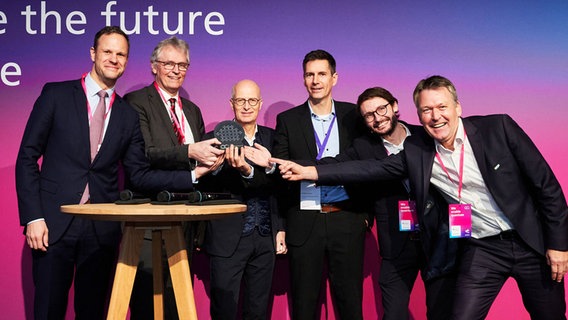 Mehrere Personen beim Festakt zur Eröffnung des DLR Innovationszentrums Hamburg. © DLR / Leon Jakobs 