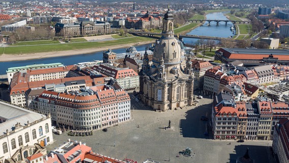 Die Altstadt von Dresden mit der Frauenkirche und dem Neumarkt - dahinter ist die Elbe zu sehen. © picture alliance / dpa Foto: Jan Waitas