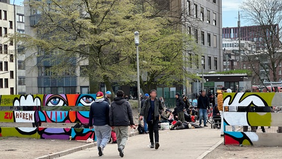 Menschen vor der Drogeneinrichtung Drob Inn in Hamburg, die einen Sichtschutz bekommen hat. © NDR Foto: Alexander Heinz