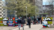 Menschen vor der Drogeneinrichtung Drob Inn in Hamburg, die einen Sichtschutz bekommen hat. © NDR Foto: Alexander Heinz