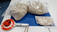 Beschlagnahmtes Heroin liegt im Zollfahndungsamt Hamburg auf einem Tisch. (Symbolfoto) © picture alliance/dpa Foto: Markus Scholz