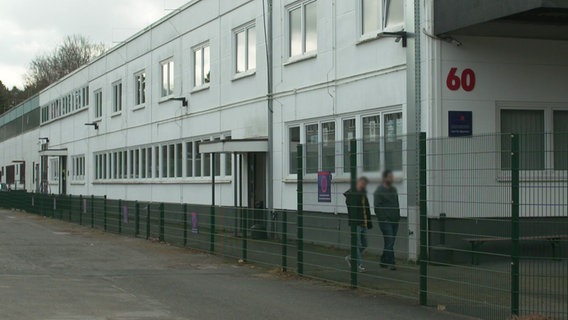 Zwei Männer vor dem Dublin-Zentrum in Hamburg-Rahlstedt. © NDR 