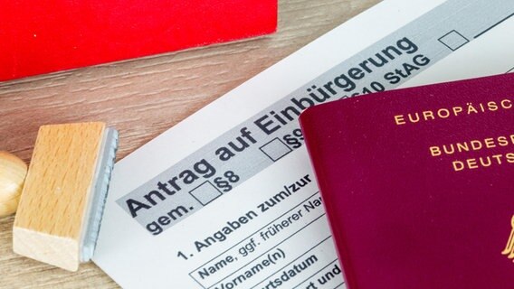 Nahaufnahme eines Antrags auf Einbürgerung in die Bundesrepublik Deutschland © CHROMORANGE Foto: Udo Herrmann