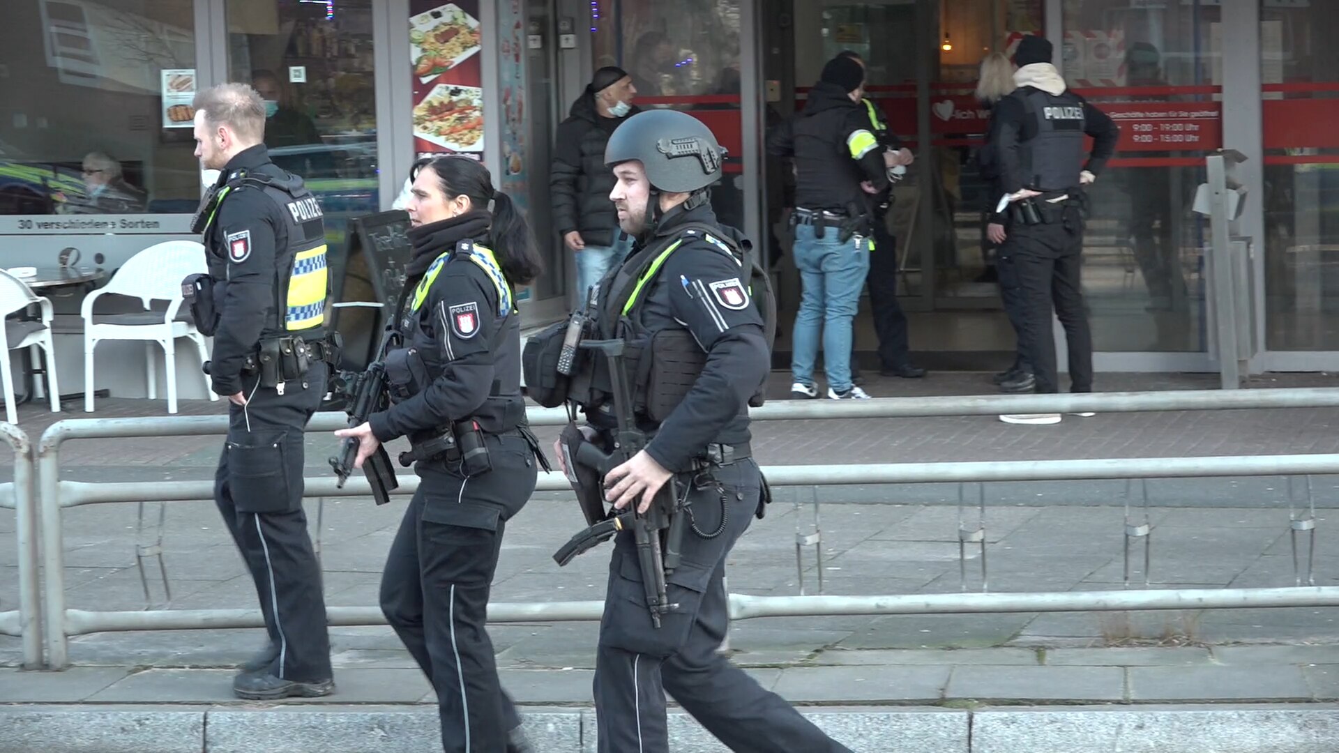 Polizeieinsatz nach Schüssen bei Einkaufszentrum in Jenfeld