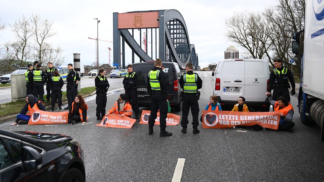 Hamburg’s Elbe bridges obstructed by climate protesters