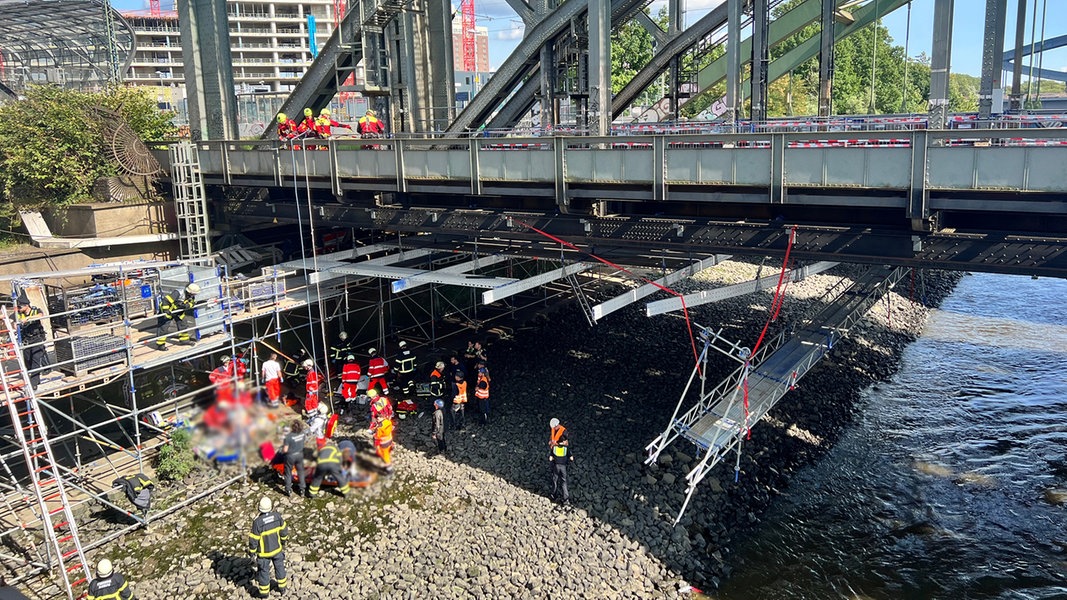 Serious Accident at Elbe Bridges: Scaffolding Collapse Leaves Four Injured, One in Critical Condition