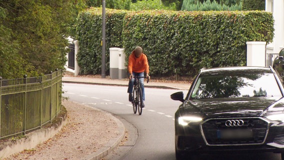 Ein Auto und ein Fahrrad auf der Elchaussee. © NDR 