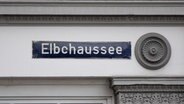 Ein Straßenschild mit der Aufschrift "Elbchaussee" ist an einem Gebäude zu sehen. © picture alliance/dpa | Daniel Reinhardt Foto: Daniel Reinhardt