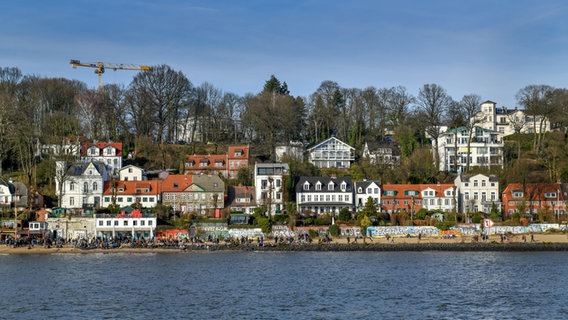 Häuser und Strand am Elbhang in Hamburg. © picture alliance / Bildagentur-online/Schoening 