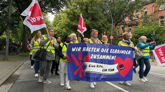 Beschäftige der Hamburger Elbkinder-Kitas demonstrieren in Hamburg. © NDR Foto: Jörn Straehler-Pohl