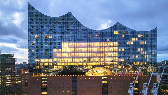 Eine Luftaufnahme der Elbphilharmonie in Hamburg am Abend. © picture alliance Foto: Thomas Lammeyer