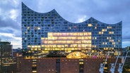 Eine Luftaufnahme der Elbphilharmonie in Hamburg am Abend. © picture alliance Foto: Thomas Lammeyer