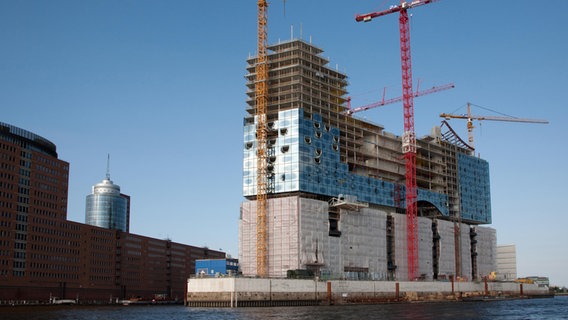 Die im Bau befindliche Elbphilharmonie im Hamburger Hafen © picture alliance / Caro | Hechtenberg 