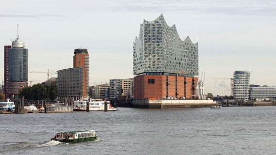 Die Elbphilharmonie kurz vor der Eröffnung © picture alliance / Bildarchiv Monheim | Oliver Heissner 