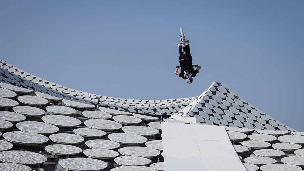 Mountainbiker macht Rückwärtssalto auf der Elbphilharmonie