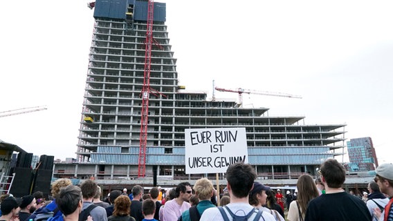 "Euer Ruin ist unser Gewinn": Vor dem Elbtower demonstrieren Menschen für eine nichtkommerzielle Nutzung des Hochhauses © picture alliance / ABB 