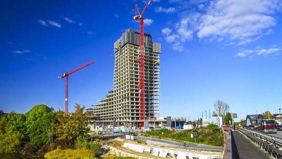 Zwei Kräne stehen an der Baustelle des Elbtowers in Hamburg. © picture alliance / CHROMORANGE Foto: Christian Ohde