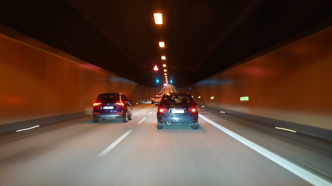 Autofahrer rast mit Tempo 193 durch den Hamburger Elbtunnel