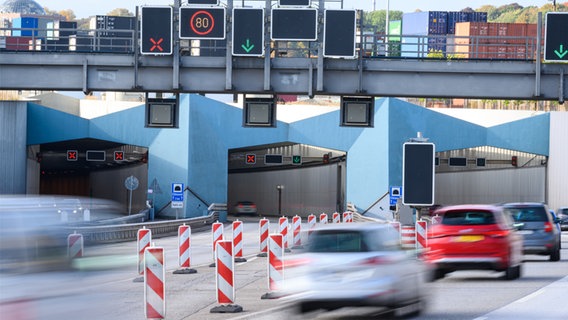 Fahrzeuge fahren auf der A7 in das Südportal des Elbtunnels. © picture alliance/dpa | Jonas Walzberg Foto: Jonas Walzberg