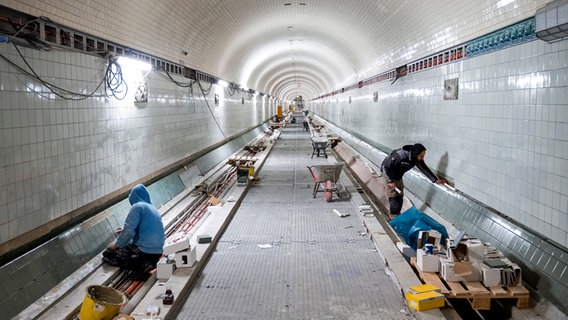 Fliesenleger arbeiten im alten Elbtunnel im Stadtteil Sankt Pauli in der Baustelle für die Sanierung der Weströhre © picture alliance/dpa Foto: Daniel Bockwoldt