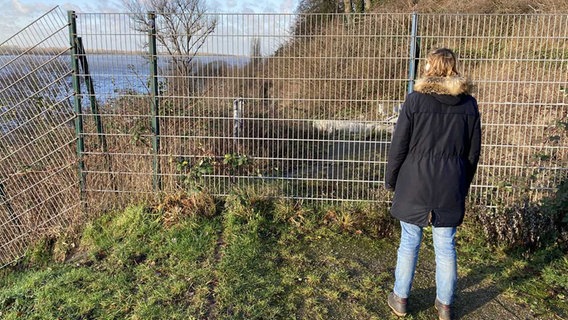 Der "Otto-Schokoll-Höhenweg" in Hamburg-Rissen ist mit Gittern abgesperrt. © NDR Foto: Reinhard Postelt