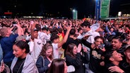 Auf dem Fanfest in Hamburg feiern Fans der spanischen Mannschaft deren Sieg im EM-Finale. © NDR/Karsten Sekund Foto: Karsten Sekund