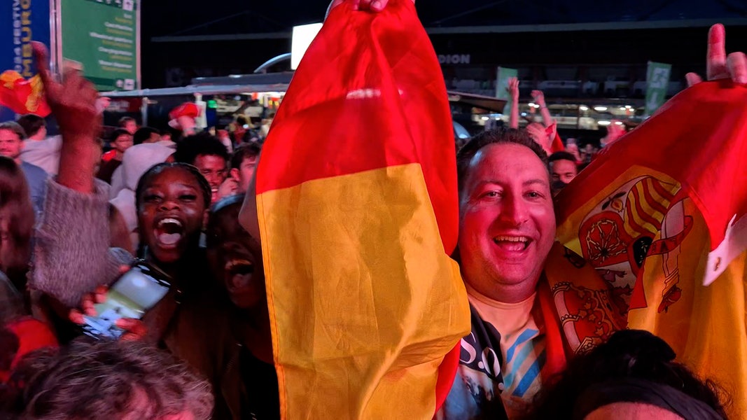 Auf dem Fanfest in Hamburg feiern Fans der spanischen Mannschaft deren Sieg im EM-Finale.