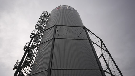 Blick auf den neuen Druckwärmespeicher der Hamburger Energiewerke, der vom Kupferproduzenten Aurubis mit heißem Wasser beliefert wird. © picture alliance / dpa Foto: Marcus Brandt