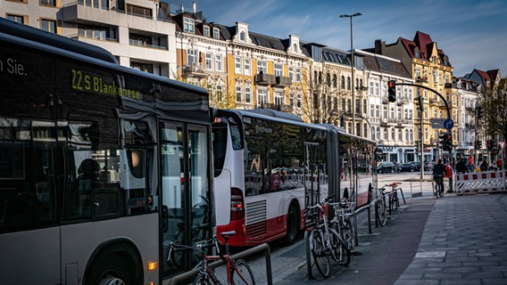 Zwei Busse fahren über den Eppendorfer Marktplatz in Hamburg. (Archivfoto) © IMAGO Foto: Jürgen Ritter