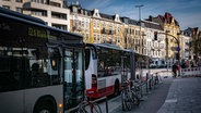 Zwei Busse fahren über den Eppendorfer Marktplatz in Hamburg. (Archivfoto) © IMAGO Foto: Jürgen Ritter