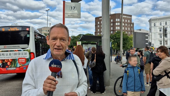 Karsten Sekund steht am Abfahrtsbereich 17 am Hamburger Hauptbahnhof, von wo aus die Shuttlebusse zwischen Hamburg Hauptbahnhof und Ahrensburg fahren. © NDR/Screenshot 