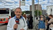 Karsten Sekund steht am Abfahrtsbereich 17 am Hamburger Hauptbahnhof, von wo aus die Shuttlebusse zwischen Hamburg Hauptbahnhof und Ahrensburg fahren. © NDR/Screenshot 