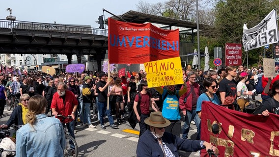 Teilnehmende einer 1.-Mai-Demo in Hamburg-Eppendorf. © NDR 