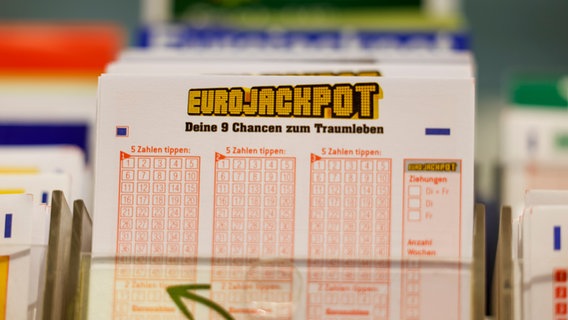 Eurojackpot Spielscheine stehen in einem Regal in einer Lotto-Annahmestelle. © picture alliance Foto: Thomas Banneyer