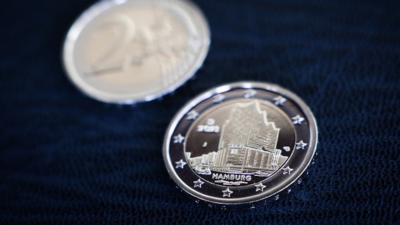 2 neue 2-Euro-Münzen mit der Hamburger Elb·philharmonie. © dpa Foto: Christian Charisius