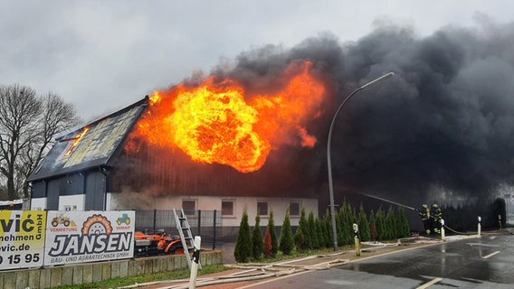 Ein Wohnhaus steht in Hamburg-Reitbrook in Flammen. Einsatzkräfte versuchen den Brand zu löschen. © Citynewstv Foto: Citynewstv