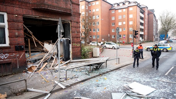 Glasscherben und Trümmerteile liegen im Stadtteil Wandsbek vor einem Mehrfamilienhaus. Am Morgen hat es in dem Haus eine Explosion gegeben, von den rund 30 Bewohnern wurde niemand verletzt. © picture alliance/dpa | Daniel Bockwoldt Foto: Daniel Bockwoldt