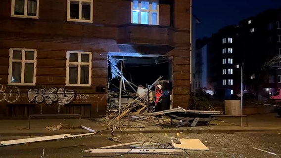 Nach einer Explosion in einem Wohnhaus in Hamburg Wandsbek liegen Trümmerteile aus der Straße. © NDR Foto: Anna Rüter