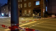 Nach einer Explosion in einem Wohnhaus in Hamburg Wandsbek liegen Trümmerteile aus der Straße. © NDR Foto: Anna Rüter