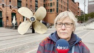 Anja Grigoleit steht in Hamburg und hält ein Mikrofon. © NDR 