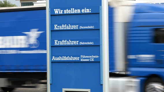 Ein Lkw fährt an einem Schild vorbei, auf dem auf offene Stellen hingewiesen wird. © dpa Foto: Felix Kästle