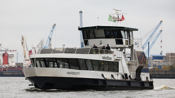 Die Hafenfähre "Hafencity" legt an den Landungsbrücken im Hamburger Hafen an. Die HADAG richtete mit der Linie 66 einen Nonstop-Fährbetrieb zwischen den Landungsbrücken und Finkenwerder ein. © picture alliance / dpa Foto: Christian Charisius