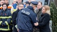 Nancy Faeser besucht den Tatort vor dem Gebäude der Zeugen Jehovas in Hamburg. © picture alliance/dpa Foto: Georg Wendt